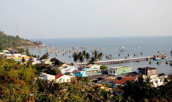 Bãi nhà và cầu cảng xã đảo Lại Sơn nhìn từ trên đỉnh núi.