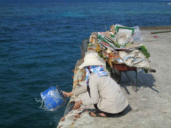 Do nhà máy xử lý rác thải Lý Sơn chưa hoạt động nên người dân vẫn vô tư đổ rác thải xuống biển