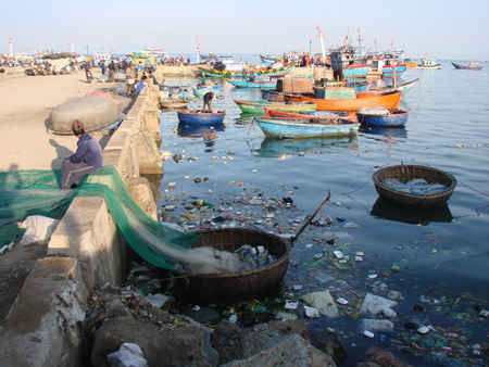 Rác thải vẫn ngập tràn bờ biển Lý Sơn - Quảng Ngãi