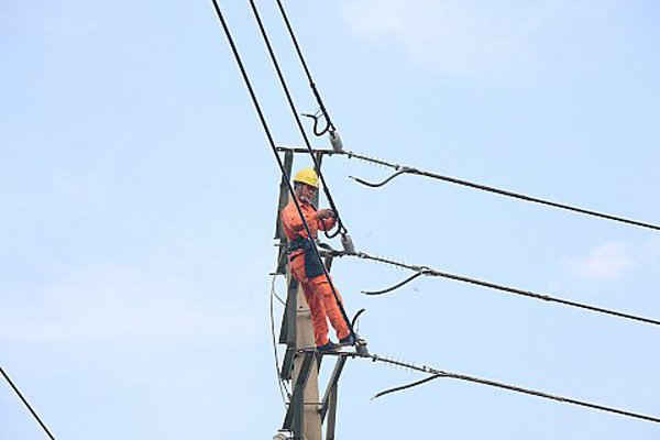 Công nhân Điện lực TP Sơn La tiến hành xử lý sự cố đường dây và Trạm biến áp Trường Thiếu nhi dân tộc, xã Hua La