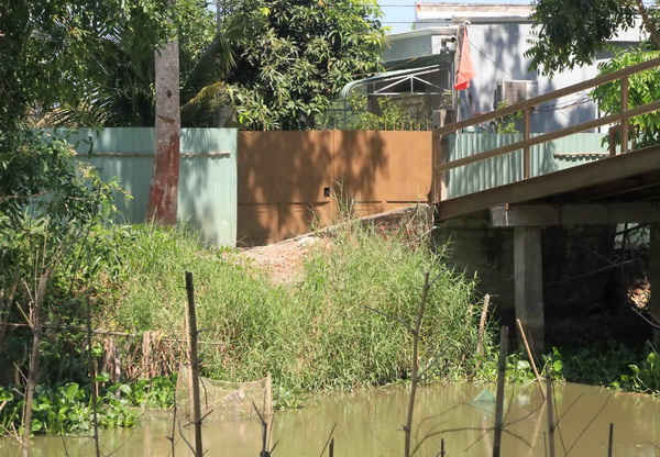 Cơ sở nuôi cá của bà Trần Thị Giàu luôn đóng cửa kín mít 