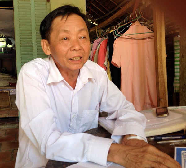 Ông Lê Công Bộ, Trưởng ấp 8 xã Hòa An trao đổi với phóng viên   