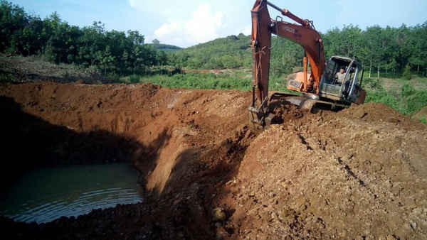 Nhiều hộ nông dân ở huyện Bù Gia Mập (Bình Phước) đầu tư hàng chục triệu đồng múc ao, tìm nguồn nước tưới
