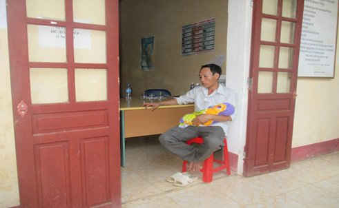 Cho rằng nhân viên trạm y tế xã Xuân Thắng tắc trách gia đình đã mang thi thể cháu Trịnh Thanh Bình đến để “kêu oan”