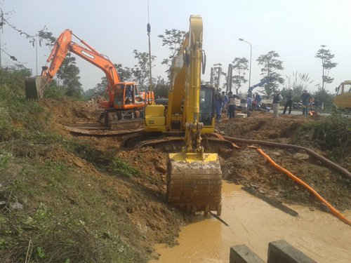 Khắc phục sự cố vỡ đường ống nước sông Đà lần thứ 10 (ngày 15-1) - Ảnh: Nguyễn Hưởng