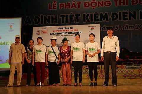 Đại diện các hộ gia đình trên địa bàn TP Sơn La ký cam kết thực hiện chương trình