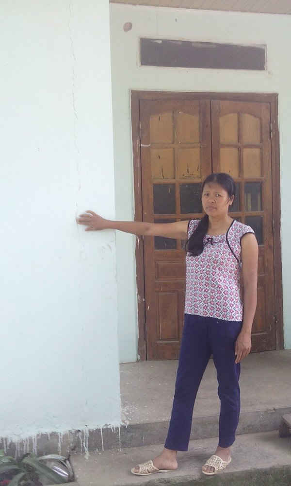 Chị Vũ Thị Hòa, người có căn nhà bị nứt nhiều lần, mỗi lần nứt, rạn, lại được xã đến vá víu giúp. 