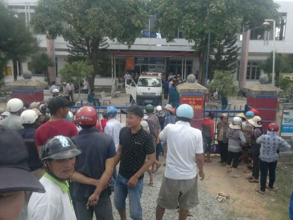 Nhiều người dân hiếu kỳ đến tập trung tại trụ sở xã Hòa Xuân Đông, gây mất an ninh trật tự, cản trở giao thông trên quốc lộ 1