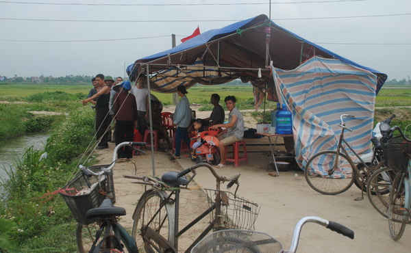 Người dân thôn Mão Chinh dựng lều phản đối cán bộ thôn sai phạm về ruộng đất