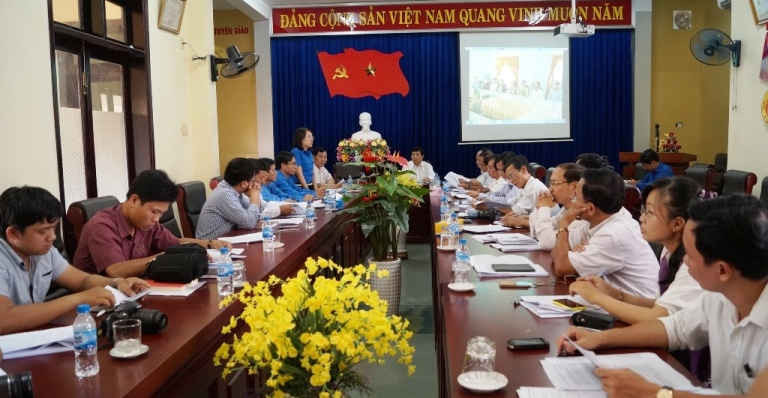 Quang cảnh cuộc họp chiều 11/5/2015 về chuyện “lùm xùm” mua bán dưa hấu giúp nông dân ở Quảng Ngãi