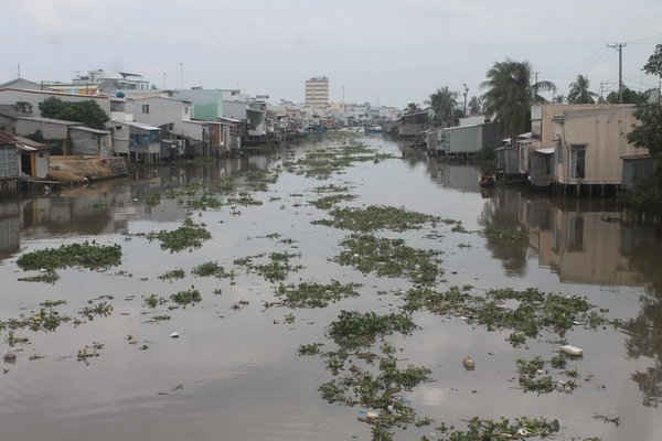 Cảnh người dân sống hai bên kênh Ông Hiển, TP Rạch Giá đang bị ô nhiễm nghiêm trọng