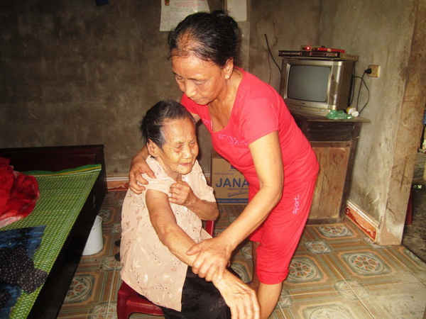 Cụ bà Lê Thị Bòn (90 tuổi, trú tại thôn Tiên An, xã Vĩnh Sơn), là vợ liệt sĩ bị xây xát cánh tay do đồ vật đập phải. 