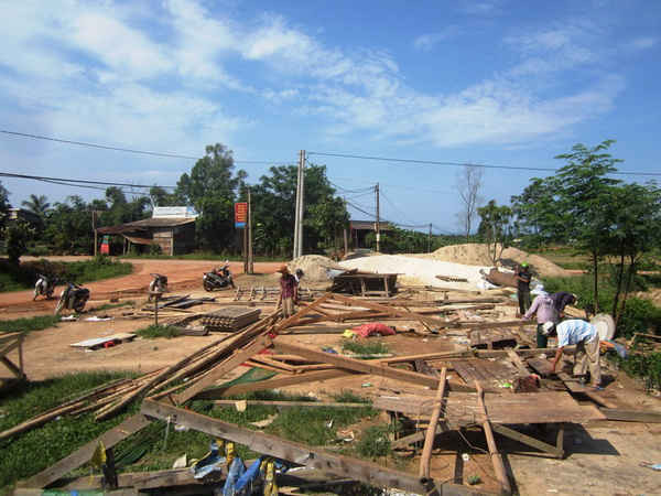 Chợ trung tâm xã Vĩnh Sơn bị sập hoàn toàn.