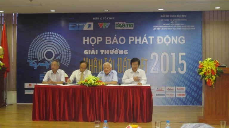 Đại diện Ban Tổ chức, Ban Giám khảo trả lời câu hỏi của báo chí tại buổi họp báo