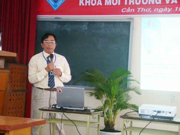 PGS.TS Lê Anh Tuấn trình bày tham luận trong một hội thảo khoa học  về biến đổi khí hậu tại ĐBSCL