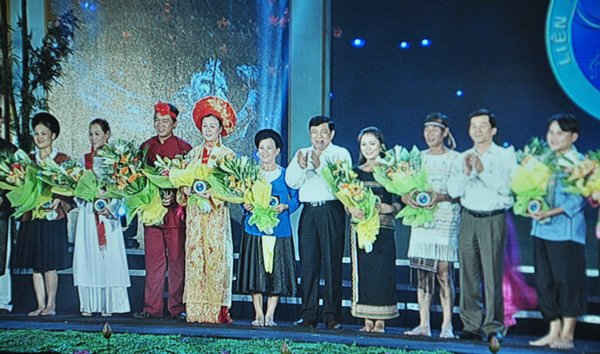 Tặng hoa và kỷ niệm chương cho 15 đoàn xuất sắc có mặt trong đêm chung kết