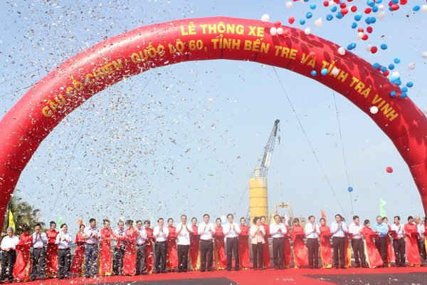 Thủ tướng Chính phủ Nguyễn Tấn Dũng cắt băng phát lệnh thông xe