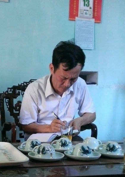 ông Trịnh Trung Nhật, Hạt trưởng hạt kiểm lâm trao đổi với PV