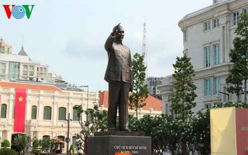 Tượng đài Chủ tịch Hồ Chí Minh cao 7,2 m được đặt trước trụ sở HĐND, UBND thành phố Hồ Chí Minh, trên quảng trường đi bộ Nguyễn Huệ 