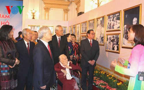 Tổng Bí thư Nguyễn Phú Trọng cùng các đồng chí lãnh đạo, nguyên lãnh đạo Đảng, Nhà nước tới xem Triển lãm “ Bác Hồ với miền Nam, miền Nam với Bác Hồ”