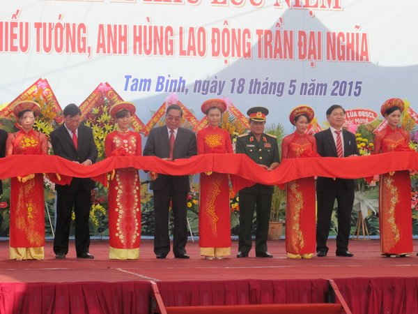 Đồng chí Lê Hồng Anh cùng lãnh đạo tỉnh Vĩnh Long cắt băng khánh thành Khu lưu niệm Giáo sư, Viện sĩ Trần Đại Nghĩa.