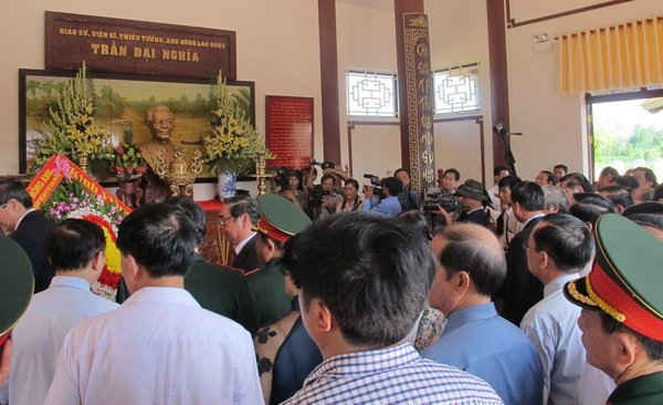 Đại biểu dâng hương tưởng niệm Giáo sư, Viện sĩ Trần Đại Nghĩa tại Khu lưu niệm.