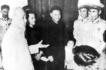 Chủ tịch Hồ Chí Minh với lực lượng công an nhân dân 