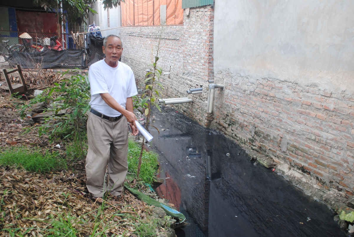 Người dân thôn Đông Giao hàng ngày chịu hậu quả từ nước thải ứ đọng của các hộ làm nghề            do không có rãnh thoát