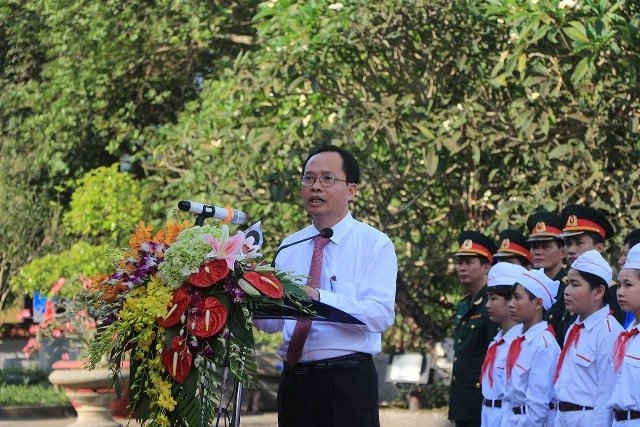 Đồng chí Trịnh Văn Chiến - Bí thư Tỉnh ủy, Chủ tịch HĐND tỉnh báo công trước anh linh của Chủ tịch Hồ Chí Minh
