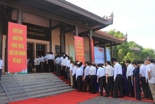 Các đồng chí lãnh đạo tỉnh và các đại biểu có mặt đã cùng dâng hương tưởng nhớ công lao của Chủ tịch Hồ Chí Minh