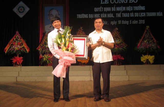 Ông Phạm Đăng Quyền, Phó Chủ tịch UBND tỉnh trao Quyết định bổ nhiệm