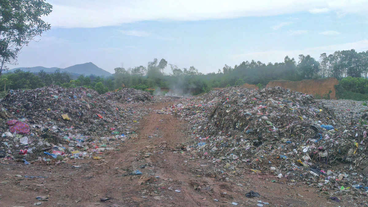 Bãi rác tự phát tại đồi Mốc gây ô nhiễm môi trường