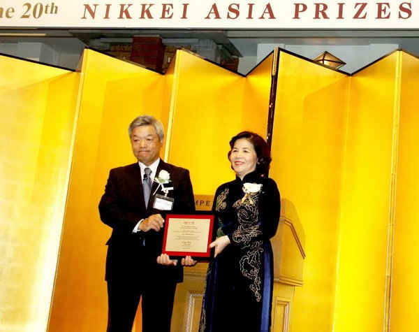 Bà Mai Kiều Liên - Chủ tịch HĐQT kiêm TGĐ Vinamilk là người Việt Nam duy nhất đoạt giải trong lĩnh vực “Kinh tế và đổi mới doanh nghiệp” của Giải thưởng Nikkei châu Á