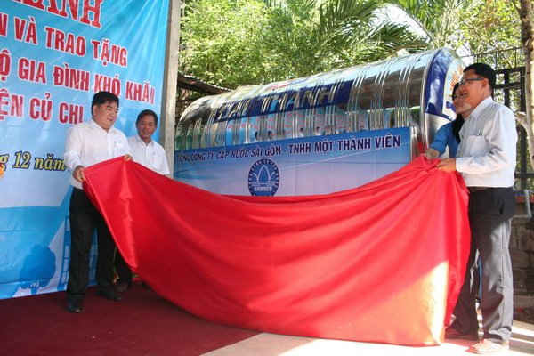 SAWACO trao tặng bồn nước cho các hộ dân huyện Củ Chi