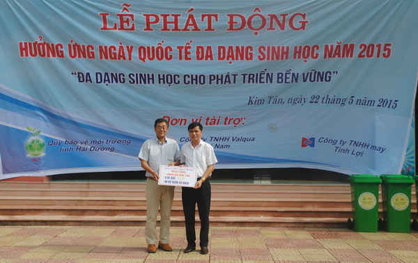 Đại diện lãnh đạo Công ty TNHH ValQua Việt Nam trao xe rác cho xã Kim Tân
