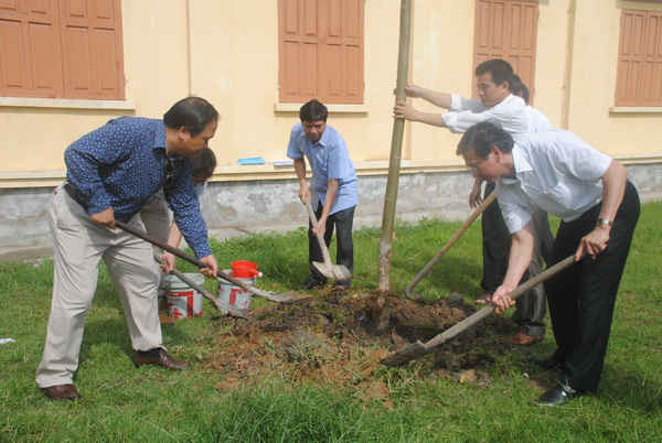 Các đại biểu trồng cây xanh tại xã Kim Tân