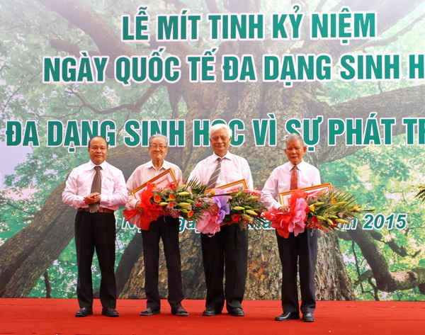 Thừa ủy quyền của Bộ trưởng Bộ TN&MT, Phó Tổng cục trưởng Tổng cục Môi trường Nguyễn Thế Đồng trao tặng Bằng khen cho tập thể và cá nhân của Hội Bảo vệ thiên nhiên & môi trường Việt Nam.