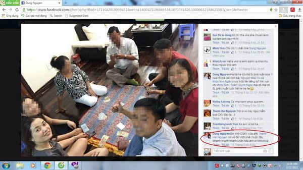 Kiểm sát viên Nguyễn Thị Dung (hàng đầu, góc trái ảnh) đăng hình đánh bài ăn tiền lên trang Facebook của mình. (Ảnh chụp lại từ trang Facebook Dung Nguyễn).