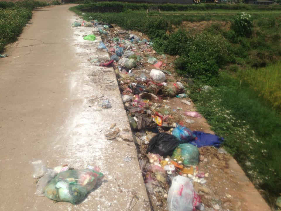 Rác thải vứt bừa bãi gần cổng Uỷ ban xã Đông Phương Yên 
