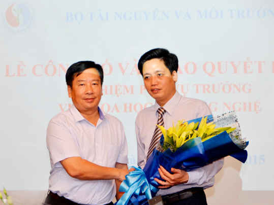 Thứ trưởng  Bộ TN&MT Nguyễn Thái Lai trao quyết định bổ nhiệm Phó Vụ trưởng Vụ Khoa học và Công nghệ cho ông Nguyễn Thạc Cường