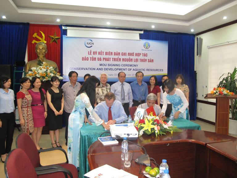 Ông Phạm Anh Tuấn và ông Jake Brunner ký kết Biên bản Ghi nhớ hợp tác về Lĩnh vực Bảo tồn và Phát triển nguồn lợi thủy sản.