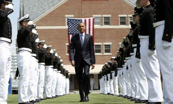  Tổng thống Obama được chào đón long trọng khi đến tham gia lễ tốt nghiệp của các sinh viên Học Viện Phòng Vệ Duyên Hải Hoa Kỳ ở New London, Connecticut ngày 20/5