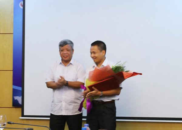 Thứ trưởng Nguyễn Linh Ngọc trao quyết định bổ nhiệm cho ông Khuất Hoàng Kiên