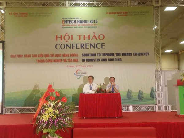 Ông Đào Hồng Thái, Giám đốc Trung tâm TKNL Hà Nội và ông Trịnh Quốc Vũ, Vụ trưởng Vụ KHCN và TKNL giải đáp thắc mắc của doanh nghiệp về giải pháp nâng cao hiệu quả sử dụng năng lượng