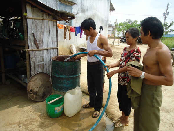 Người dân tỉnh Bình Phước phải mua nước sinh hoạt trong mùa hạn, với giá rất đắt