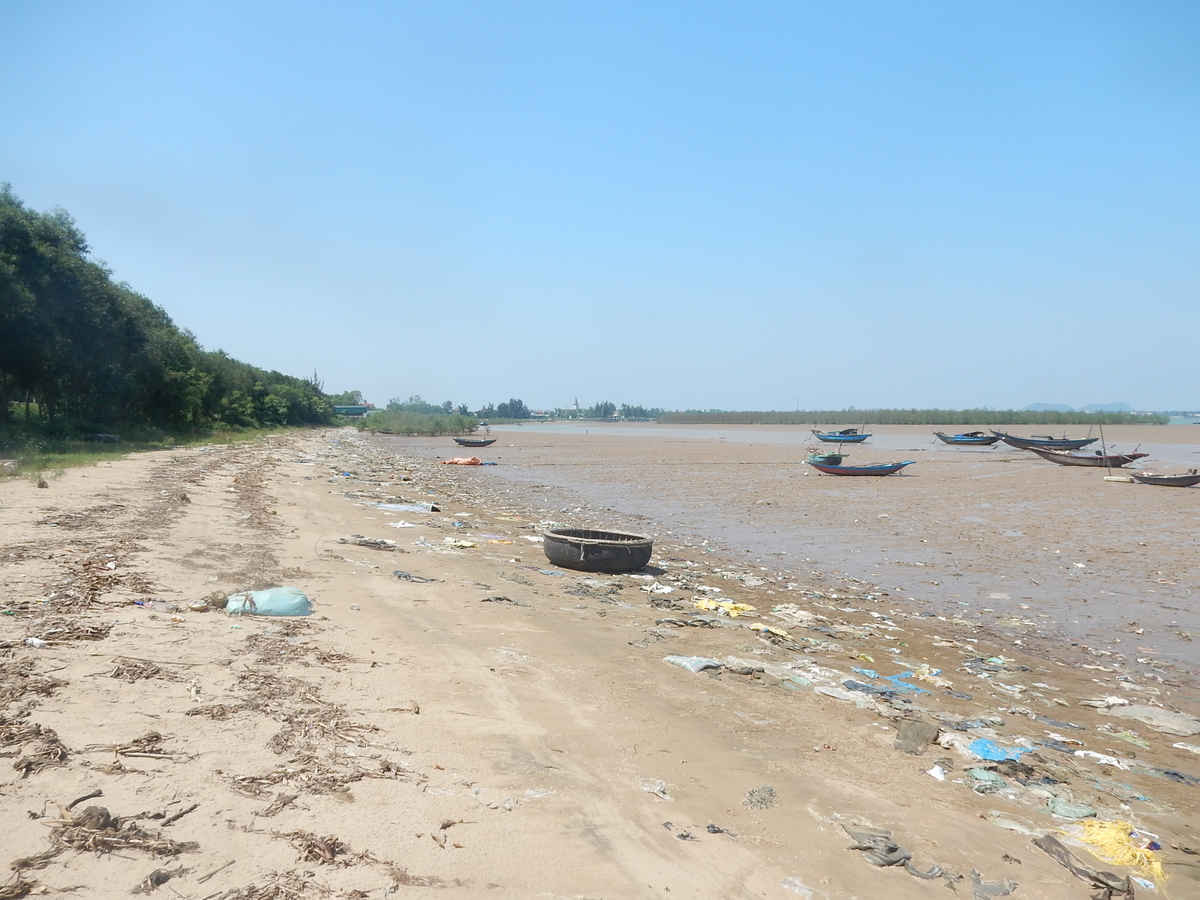 Rác thải bủa vây vùng biển xã Nghi Xuân, huyện Nghi Lộc