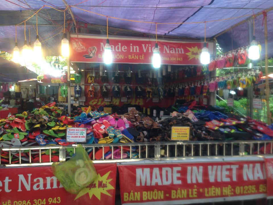 Mặt hàng da giày được bán tại hội chợ