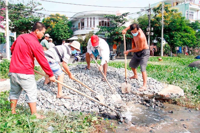 Ô nhiễm môi trường kéo dài, mới đây người dân đã tự lấp cống xả thải để cảnh báo cơ quan chính quyền 