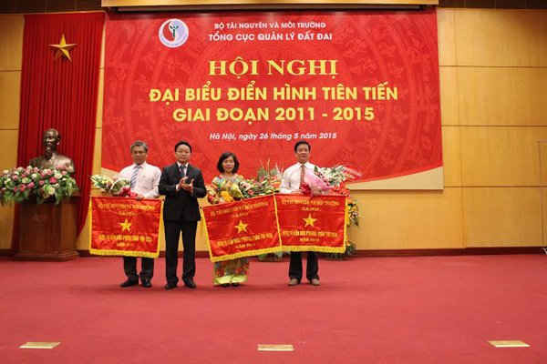  Thứ trưởng Trần Hồng Hà trao Cờ thi đua cho 3 đơn vị thuộc Tổng cục