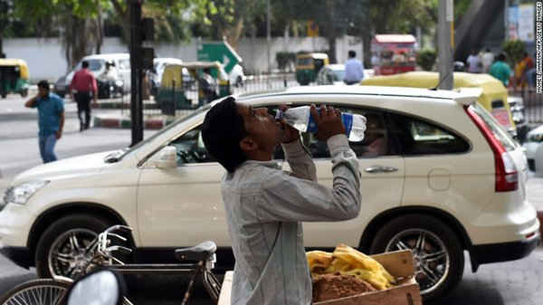  Một người đàn ông đang uống nước để chống chọi với cái nóng khủng khiếp ở New Delhi ngày 26/5